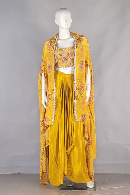 holi festival dress for women Women wearing colourful traditional outfit take part during the Holi Festival celebration in Mathura.Holi Festival of India is one of the biggest Holi celebration in India as many Tourists and devotees gather