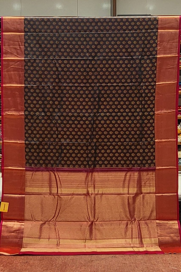 Black Kanjivaram Silk Saree With Contrast Border
