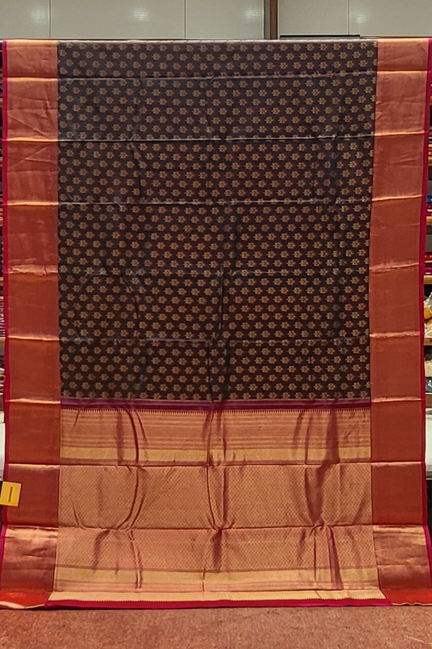 Black Kanjivaram Silk Saree With Contrast Border